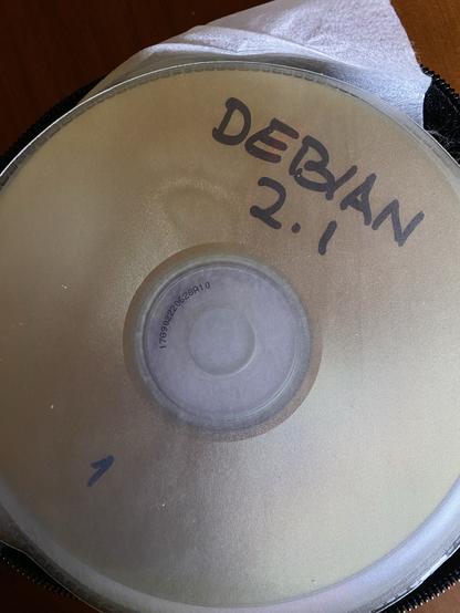 Un CD grabado con la versión 2.1 de Debían segunda pone escrito a mano en su superficie