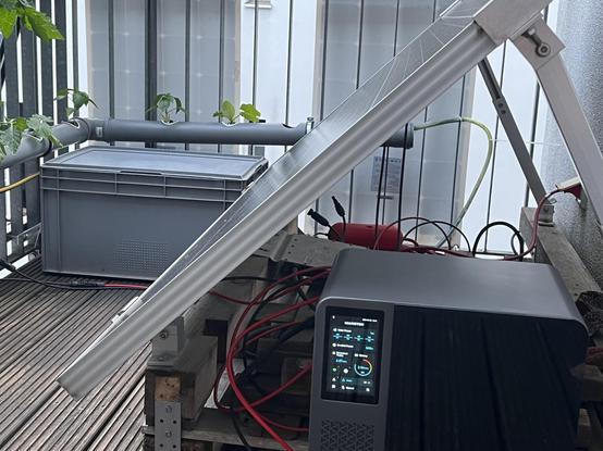 Battery with tracker below my solar panel