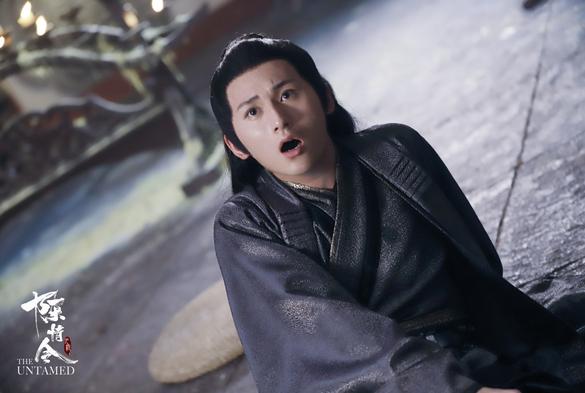 In Guanyin temple, Nie Huaisang is sprawled backward on the floor, his upper body propped up on his left arm, mouth dropped open in apparent shock.