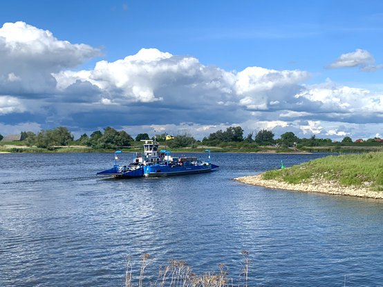 Die Fähre in Bleckede fährt, dort bin ich über die Elbe. Anden Uferkanten ist das Niedrigwasser auch hier sichtbar.