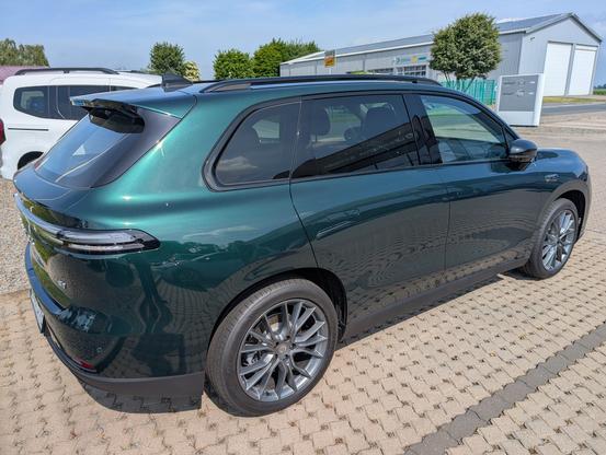Ein grünes, großes Auto.