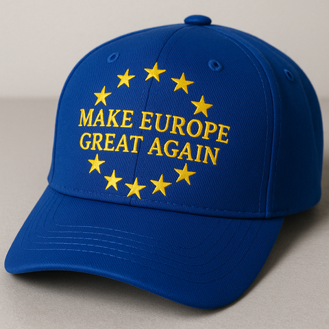 Eine blaue Baseballkappe mit gelben Stickereien. In der Mitte steht in Großbuchstaben der Slogan ‚MAKE EUROPE GREAT AGAIN‘. Um den Text herum sind zwölf gelbe Sterne in einem Kreis angeordnet – inspiriert von der Flagge der Europäischen Union.
