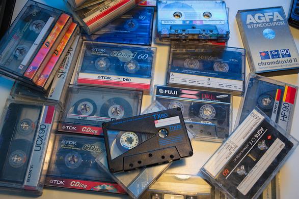Lote de cintas de cassette sobre la mesa. De diferentes marcas entre ellas Thats (no la conocía).
