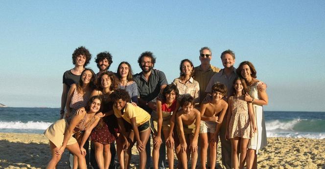 Een groepsfoto op Copacabana in betere tijden: de Paiva’s – rechts – en vrienden, in ‘I’m Still Here’.