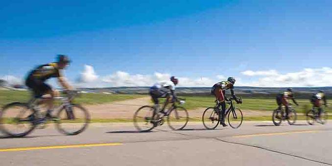 Radfahrer rasen am 20. Mai 2011 im Olympic Training Center die Strasse hinunter.
