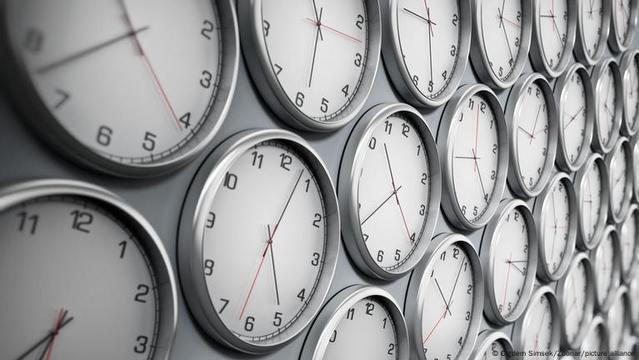 A wall of clocks. | Image: Cigdem Simsek/Zoonar/picture alliance