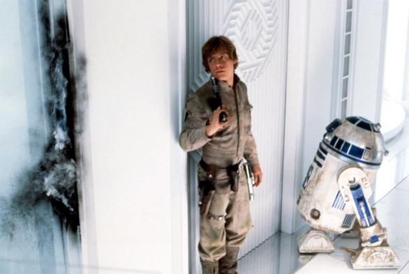 Mark Hamill as Luke Skywalker and Kenny Baker as  R2D2 in 'Empire Strikes Back'
