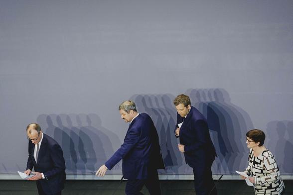 Vier Menschen von oben fotografiert