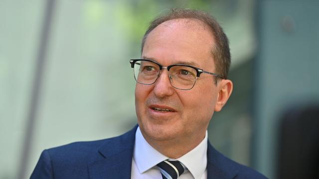 Der künftige Bundesinnenminister Alexander Dobrindt (CSU) verschärfte Grenzkontrollen anordnen