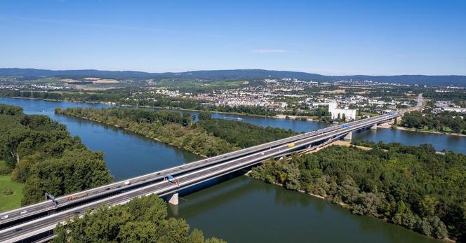 Die Autobahnbrücke der A643 über den Rhein. Der Radweg von Wiesbaden in Richtung Mainz muss wegen Bauarbeiten gesperrt werden. Der von Mainz nach Wiesbaden ist befahrbar.