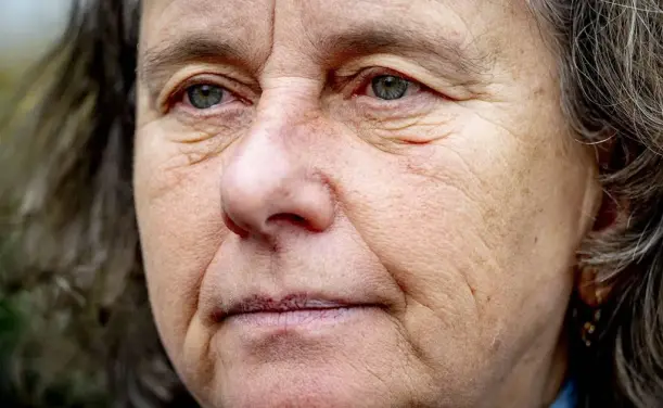 Faber wil bezuinigen op alles wat het leven in asielcentra dragelijker maakt