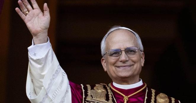 Der neu gewählte Papst Leo XIV., der US-Amerikaner Robert Prevost, erscheint nach dem Konklave auf dem Balkon des Petersdoms im Vatikan und winkt.