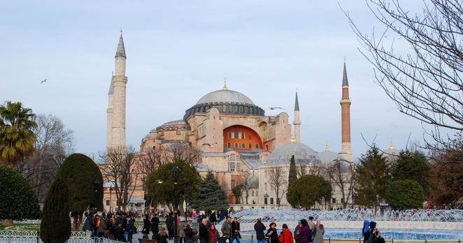 Stadtansicht mit der Hagia Sophia im Hintergrund.