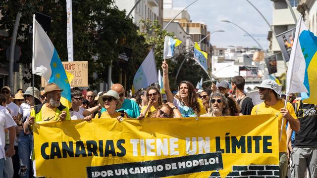 Auf Teneriffa sind Menschen in einem Demonstrationszug gegen die Auswüchse des Massentourismus zu sehen. Auf Teneriffa sind Menschen in einem Demonstrationszug gegen die Auswüchse des Massentourismus zu sehen.