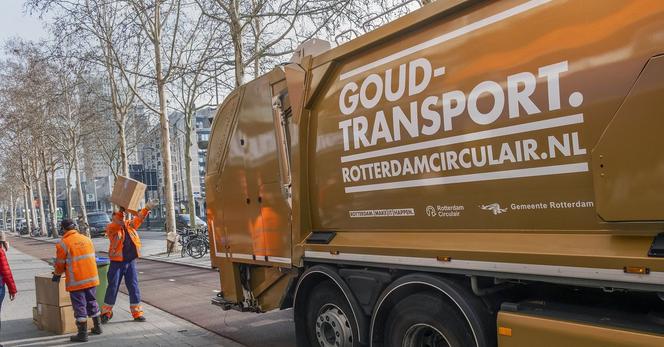 Met de Rotterdamse vuilniswagen ‘goudtransport’ wordt papier en karton opgehaald. Foto Hans van Rhoon 