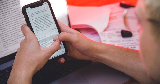 Depuis quelques mois, ChatGPT dispose d‘une fonction de recherche, lui permettant d‘aller consulter des sites en temps réel pour obtenir des informations à jouret les citer comme source.