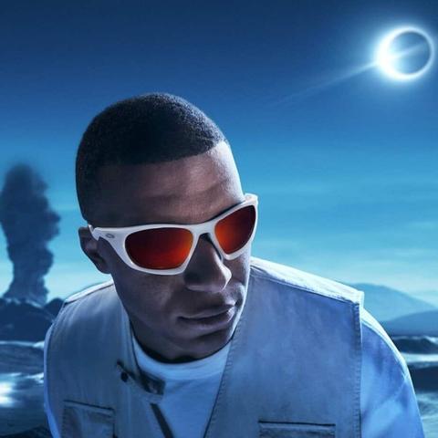 Oakley x Kylian Mbappé: Where Futuristic Fashion Meets Elite Performance Oakley x Kylian Mbappé: Where Futuristic Fashion Meets Elite Performance