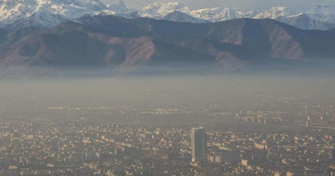 Ein brauner Nebel hängt über Turin. Die lokalen Behörden haben die Autonutzung aufgrund der hohen Luftverschmutzung eingeschränkt. 