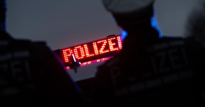 Die Polizei führt nach der Fahrerflucht weitere Ermittlungen gegen die drei Verdächtigen (Symbolbild).