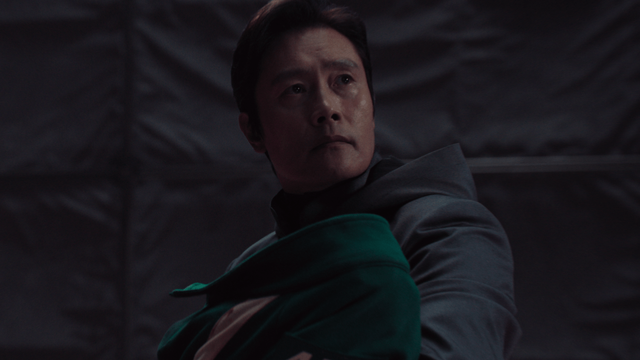 The Front Man (Lee Byung-hun) with Jun-hee's newborn baby in the series finale.