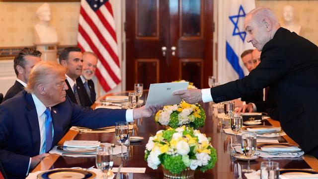 Israels Premierminister Benjamin Netanjahu (rechts) überreicht US-Präsident Donald Trump während eines Treffens im Blauen Saal des Weißen Hauses in Washington einen Umschlag. 