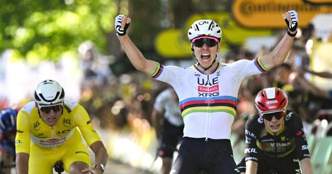 Tadej Pogacar (C) entouré du maillot jaune Mathieu van der Poel (G) et de son grand rival Jonas Vingegaard (D), le 8 juillet 2025 à l'arrivée de la 5e étape du Tour de France à Rouen