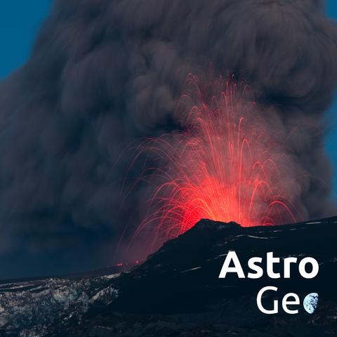 Ein schwarzer oder schwarz berußter Berg, aus dessen Spitze glühend rote Fontänen in die Höhe schießen, durch die Bewegungsunschärfe in weiten Bögen. Links darunter ist ein sehr schmutzig grauer Gletscher zu sehen. Der Himmel ist abgesehen von dunkelgrauem Rauch blau.

Rechts unten: Das AstroGeo-Logo, mit der Erde als o.