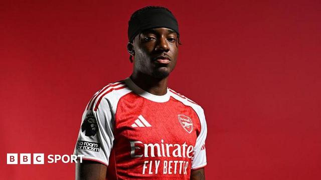Noni Madueke in an Arsenal shirt
