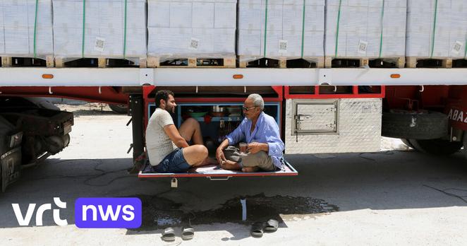 Correspondent Joost Scheffers trok naar de grensovergang in Rafah: "Helft van vrachtwagens wordt vol teruggestuurd door Israël" | VRT NWS: nieuws