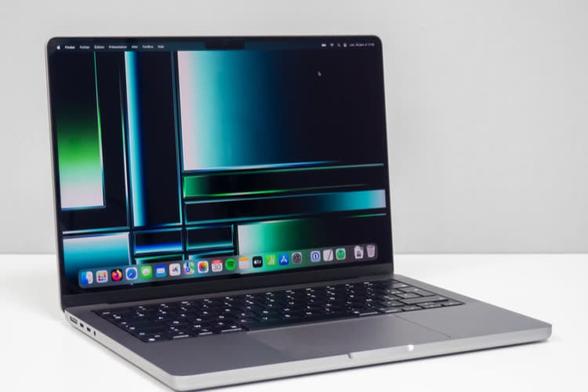 Le premier MacBook Pro OLED sortirait bien en fin d’année prochaine