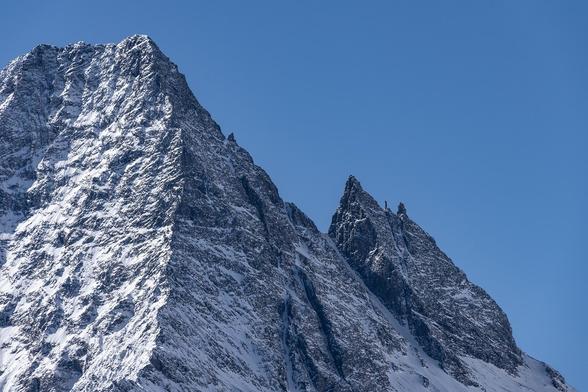 BTC has recently put in twin peaks above $122K. (lin2015/Pixabay)