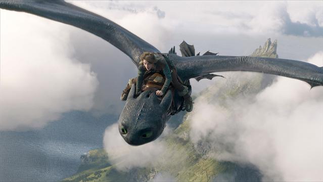 HOW TO TRAIN YOUR DRAGON, Mason Thames riding Toothless the Night Fury Dragon, 2025. © DreamWorks / © Universal Pictures / Courtesy Everett Collection