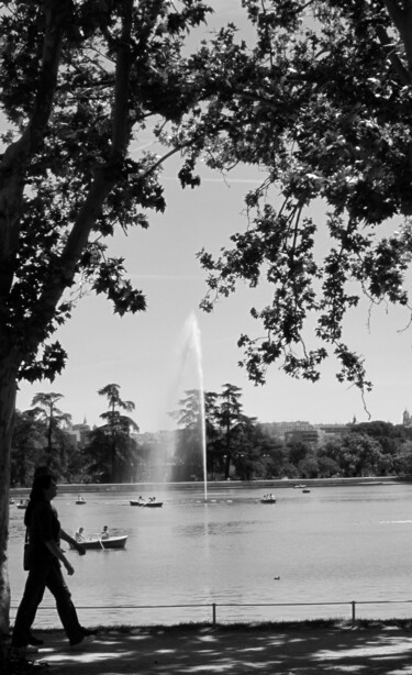 Fotografía en blanco y negro del lago de la Casa de Campo de Madrid, .en el que pasea la gente en barca