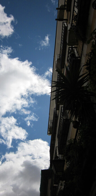 Fotografía en color del cielo soleado en Madrid