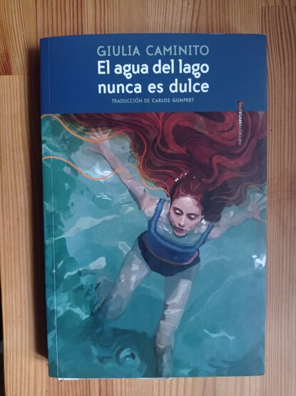 FotografÃ­a de cubierta del libro "El agua del lago nunca es dulce", por Giulia Caminito