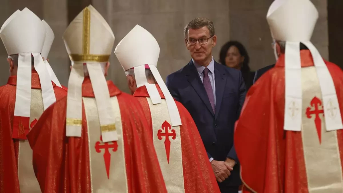 Feijóo, entre sacerdotes con casullas rojas, durante la celebración del día de Santiago en la catedral compostelana