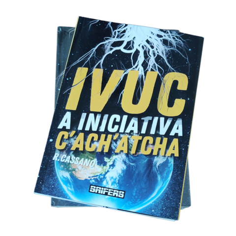 Foto de dois exemplares físicos do livro IVUC - A Iniciativa C'ach'atcha.