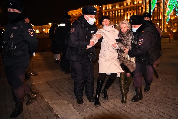 Russian women being forcefully apprehended by cops at night.
Photo: Natalia Kolesnikova/AFP/Getty Images
Article: Copyright 2024, Arthur Newhook. 
Follow Stop the Idiocracy. 
https://tinyurl.com/StopTheIdiocracy
https://tinyurl.com/ArthurNewhook