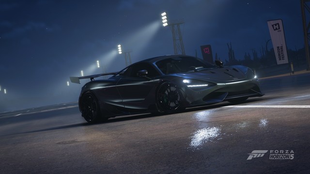 Captura de Forza Horizon 5. Un McLaren por la noche.