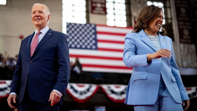 US President Joe Biden and Vice-President Kamala Harris at a campaign event.
Photo: Andrew Harnik and Getty Images.
Article: Copyright 2024, Arthur Newhook. 
Follow Stop the Idiocracy. 
https://tinyurl.com/StopTheIdiocracy
https://tinyurl.com/ArthurNewhook