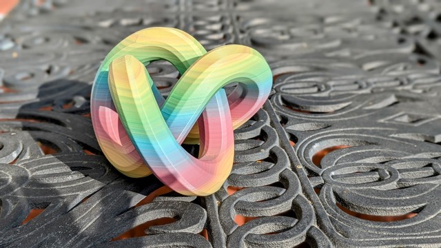 3d printed Trefoil Knot in rainbow colors