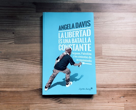 Fotografía en color del libro de Angela Davis «La libertad es una batalla constante».