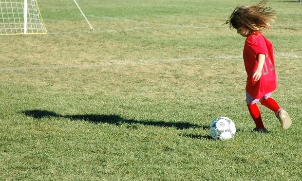 Niña jugando al fútbol. (Getty Images)