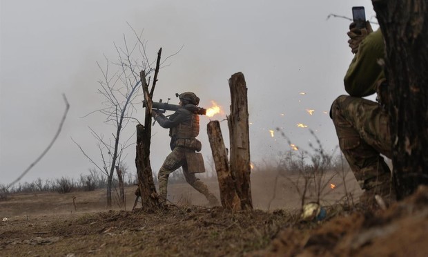 Un militar del Ejército de Ucrania dispara contra tropas de Rusia en la provincia de Donetsk. (Europa Press / Madeleine Kelly / Zuma Press / ContactoPhoto)