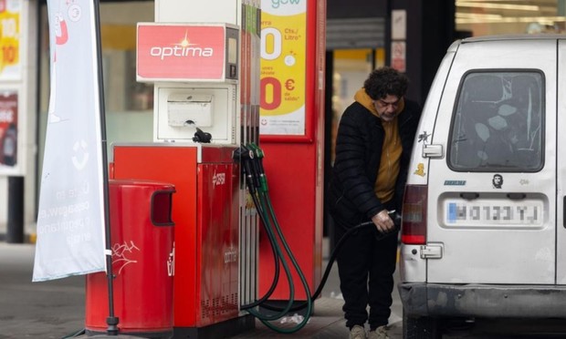 Un hombre reposta gasolina en una estación de servicio de Madrid, en una imagen de archivo. (Eduardo Parra / Europa Press via Getty Images)