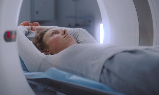 Una chica entrando en la máquina de resonancia. (Getty Images)