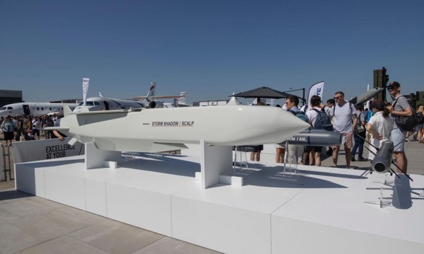 Los visitantes se reúnen alrededor de un misil de crucero de largo alcance Storm Shadow en el stand de la compañía en el Salón Aeronáutico Internacional de París 2023. (Nicolas Economou / NurPhoto via Getty Images)