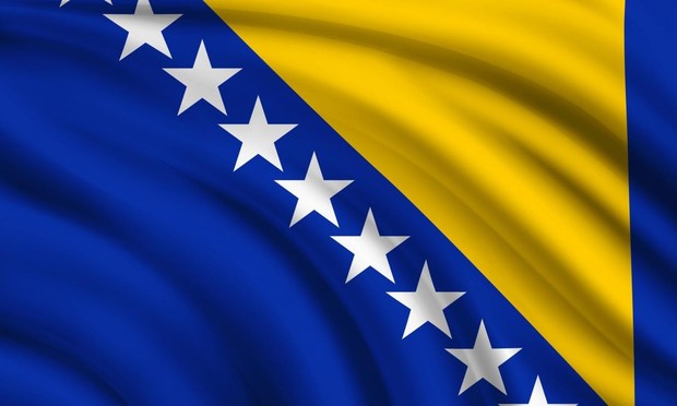 La bandera de Bosnia yHerzegovina. (Magnilion via Getty Images)