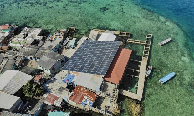 Paneles solares en Santa Cruz del Islote (Kike Calvo/Universal Images Grou)