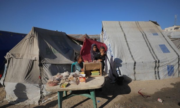 Desplazados palestinos, malviviendo en tiendas en la zona de Deir al-Balah, Gaza, el pasado 11 de junio. (Hasan Jedi / Anadolu via Getty Images)